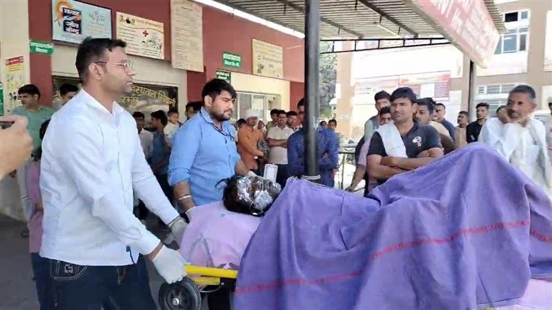पुलिस के सामने 2 भाइयों ने आत्मदाह की कोशिश की *भिवानी31मार्च(ईशान टाइम्स)।
