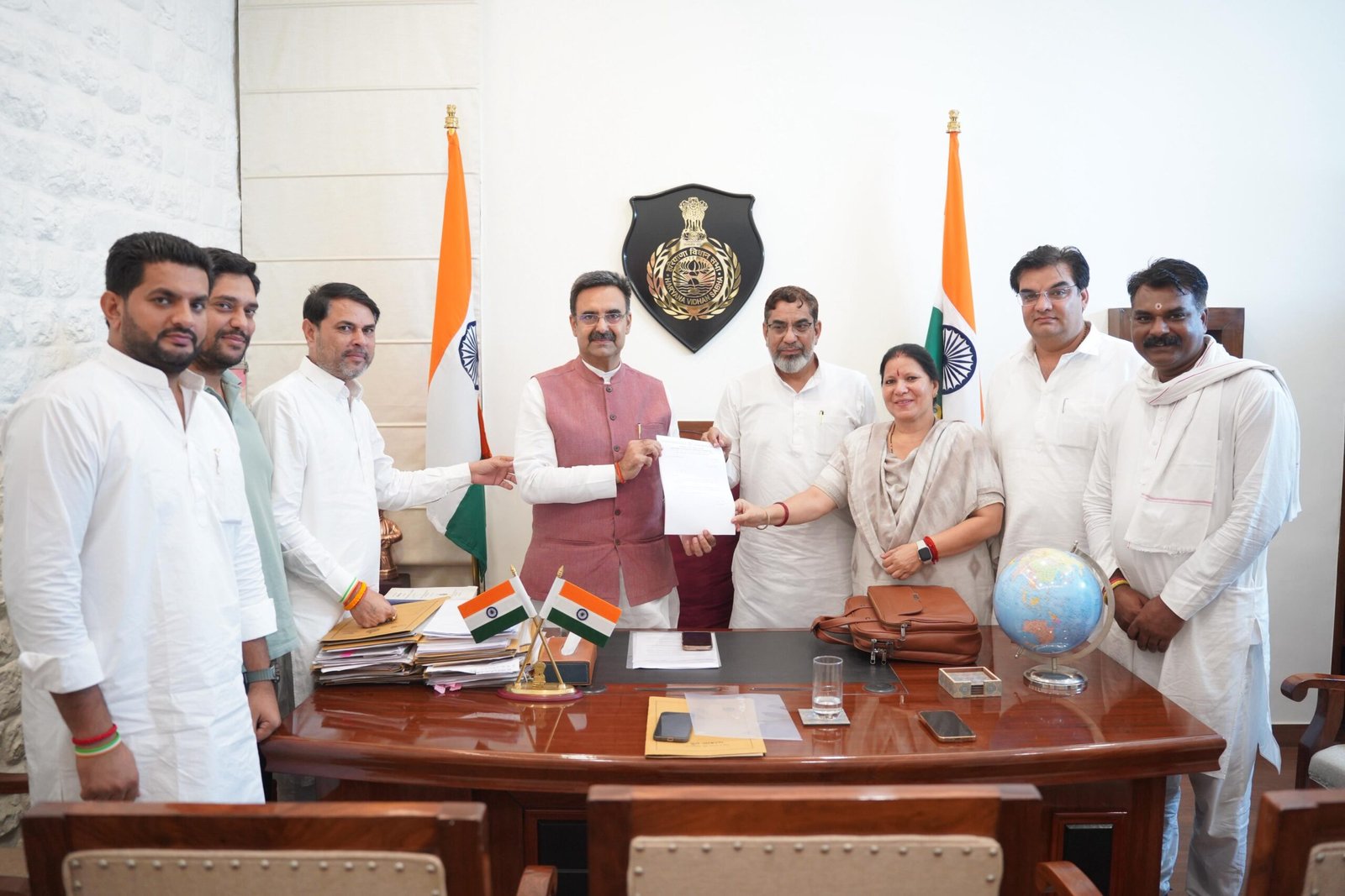 हुड्डा की नियुक्ति का पत्र लेकर विस अध्यक्ष हरविन्द्र कल्याण से मिले कांग्रेसी विधायक