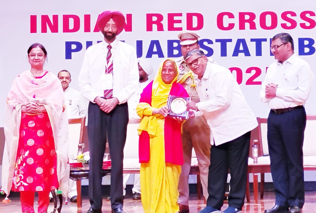 विश्वास फाउंडेशन को पंजाब के गवर्नर गुलाब चंद कटारिया ने स्मृति चिन्ह देकर किया सम्मानित