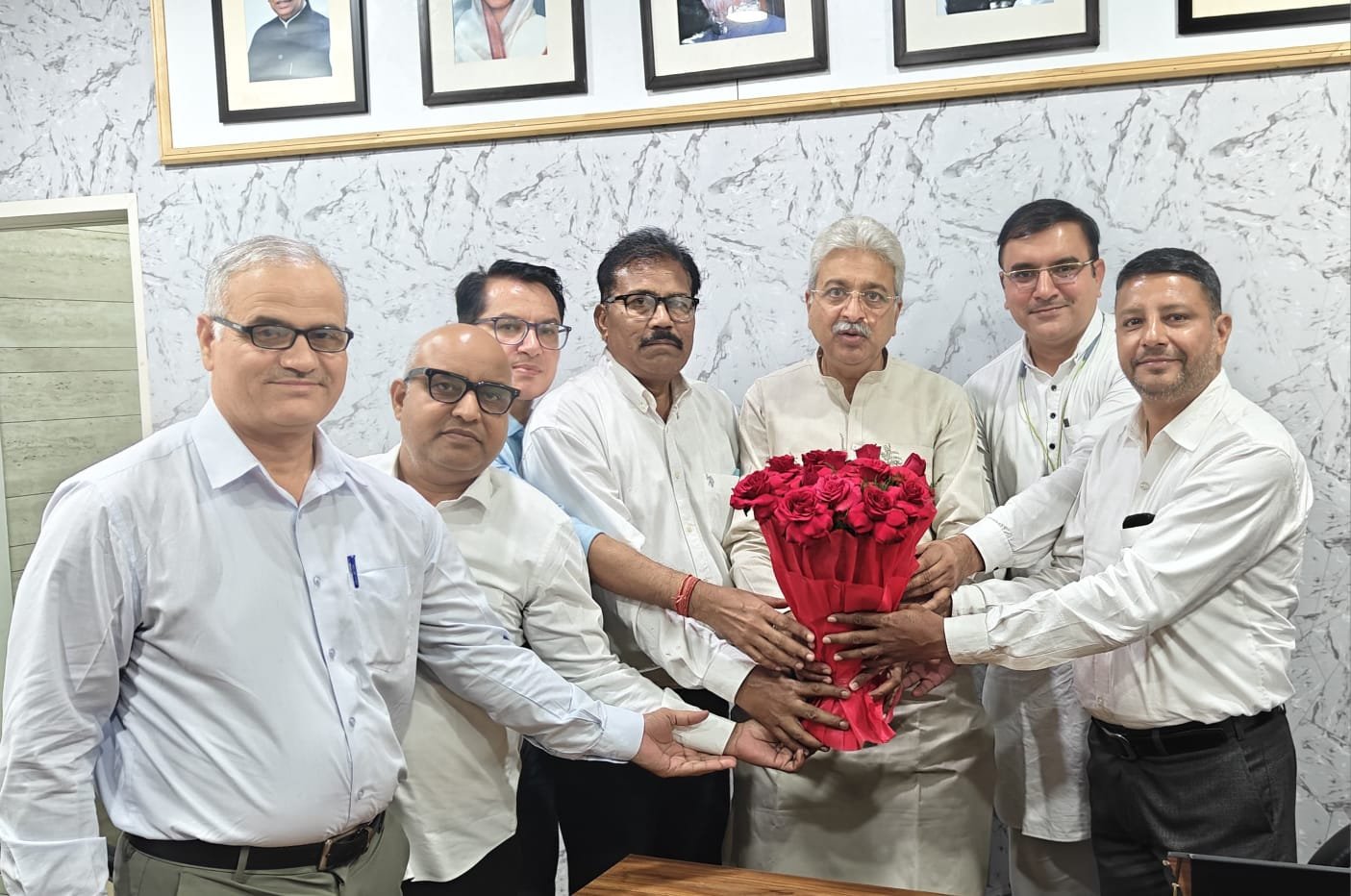 कांग्रेस लोकसभा प्रभारियों ने प्रदेशअध्यक्ष राव नरेंद्र से शिष्टाचार मुलाकात कर किए पुष्प गुच्छ भेंट