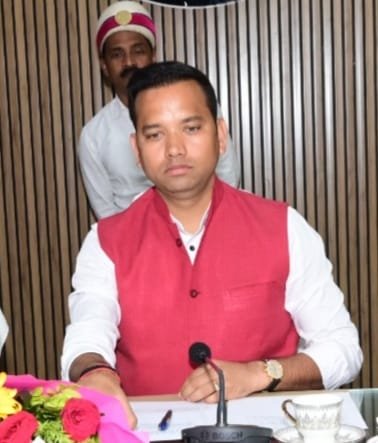 नगर निकायों के कार्यों की डीएम ने की समीक्षा, पॉलिथीन पर सख्त निर्देश