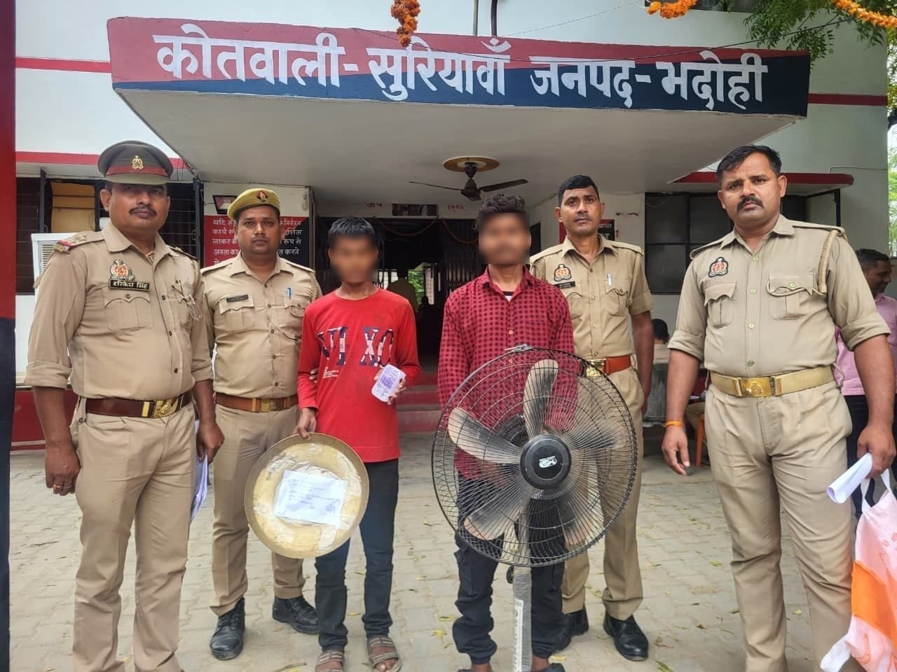 भदोही पुलिस ने दबोचा दो शातिर चोर उनके पास से बरामद चोरी का समान