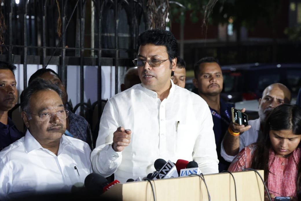 पश्चिम बंगाल में एसआईआर प्रक्रिया के लिए चुनाव आयोग पहुंचे भाजपा नेता, ममता सरकार पर लगाए गंभीर आरोप