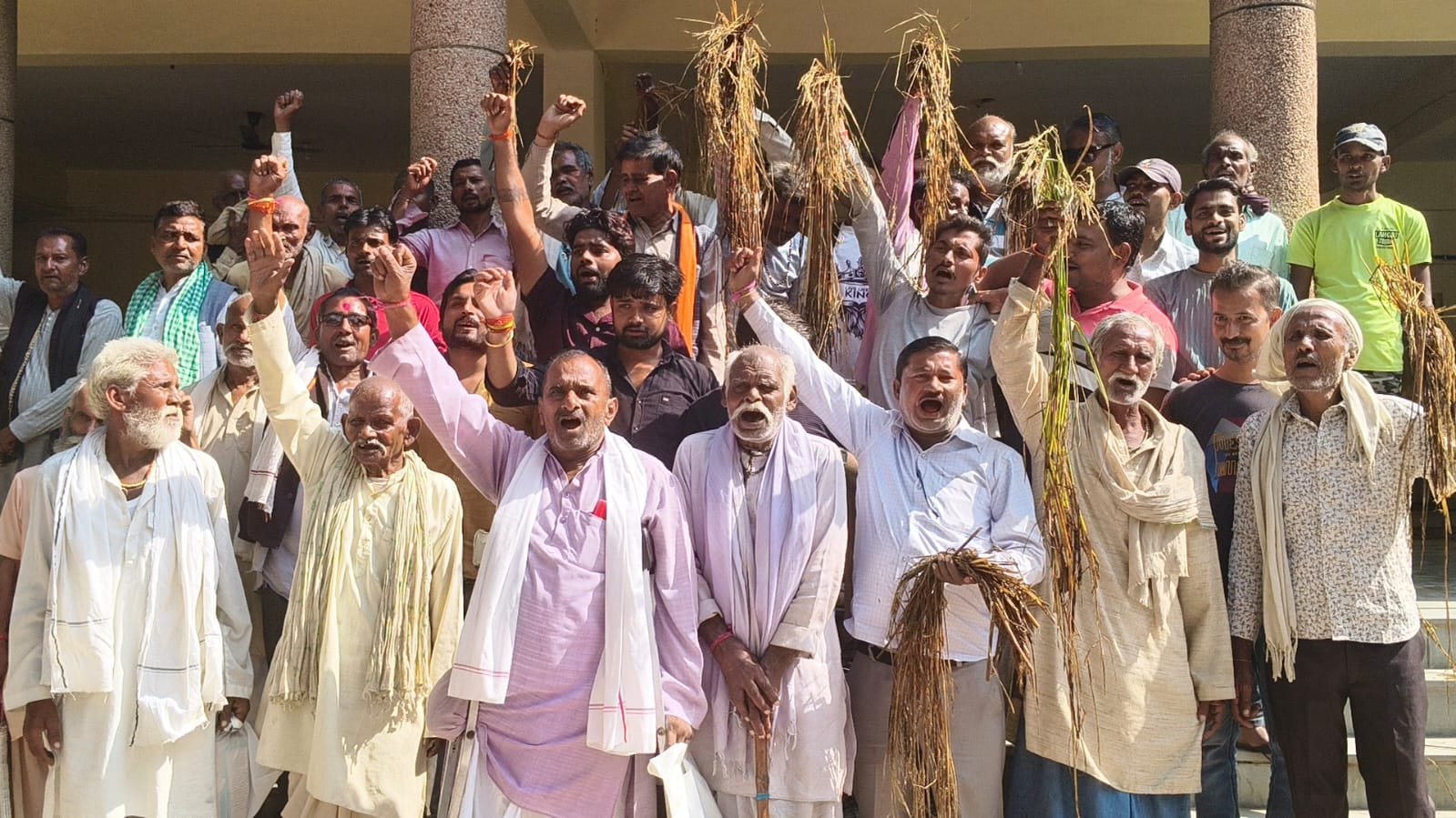 जिलाधिकारी कार्यालय पहुच मुआवजें की मांग की