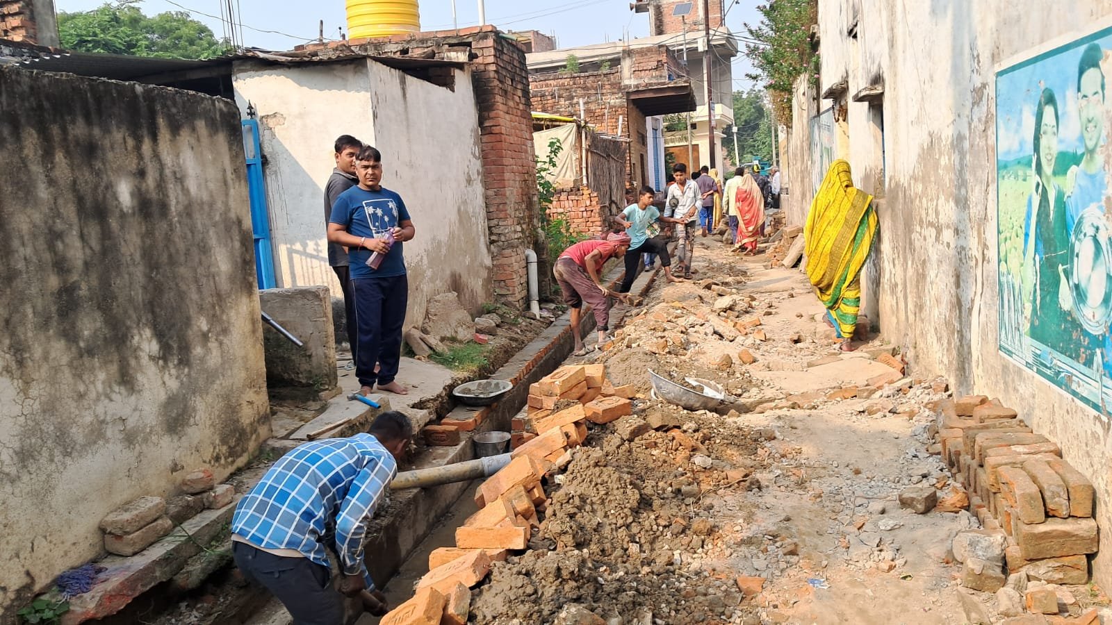 नाले के निर्माण में घटिया निर्माण सामग्री का इस्तेमाल हुआ ,भड़के ग्रामीण