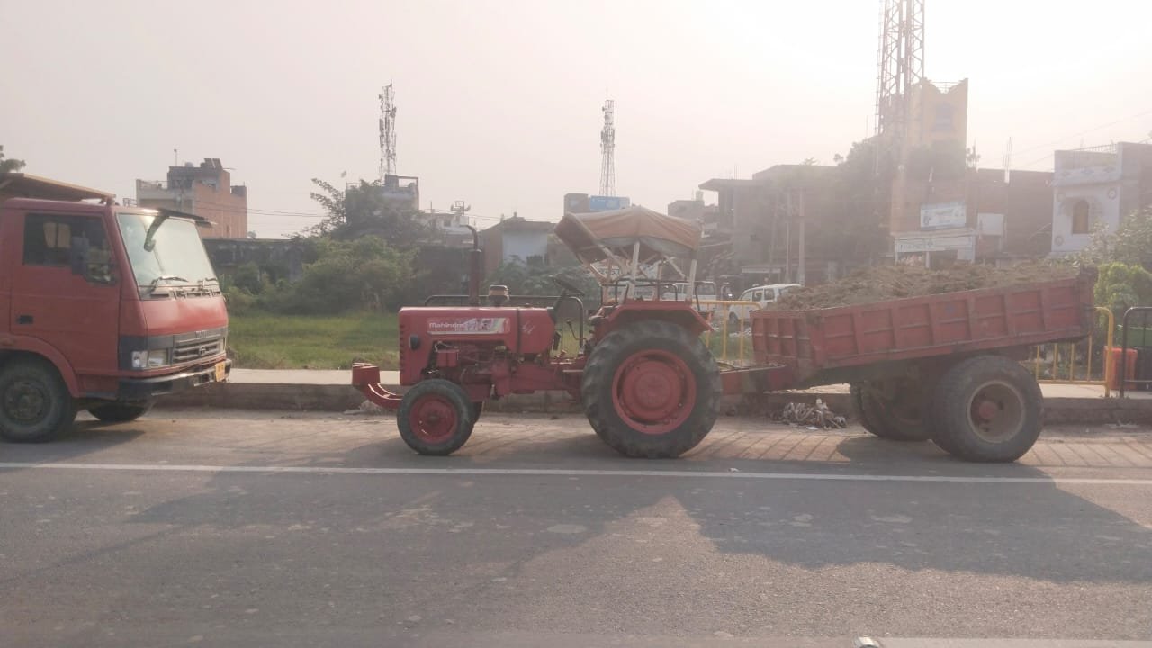 खनन अधिकारी ने पकड़ा एक ट्रैक्टर और एक डंपर, अवैध मिट्टी परिवहन का मामला