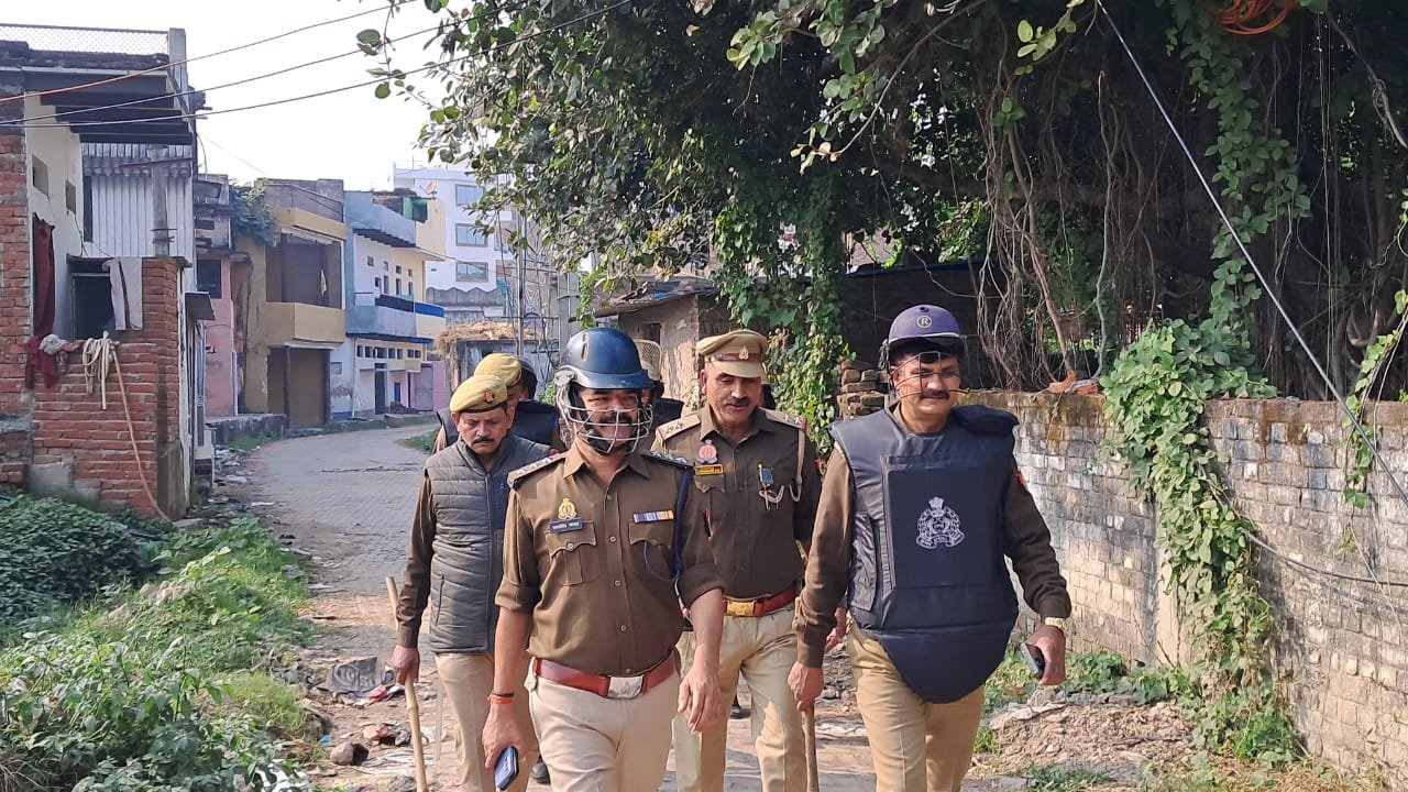 लाल किला धमाके के बाद भदोही पुलिस हाई अलर्ट पर, संवेदनशील स्थलों पर सघन चेकिंग जारी
