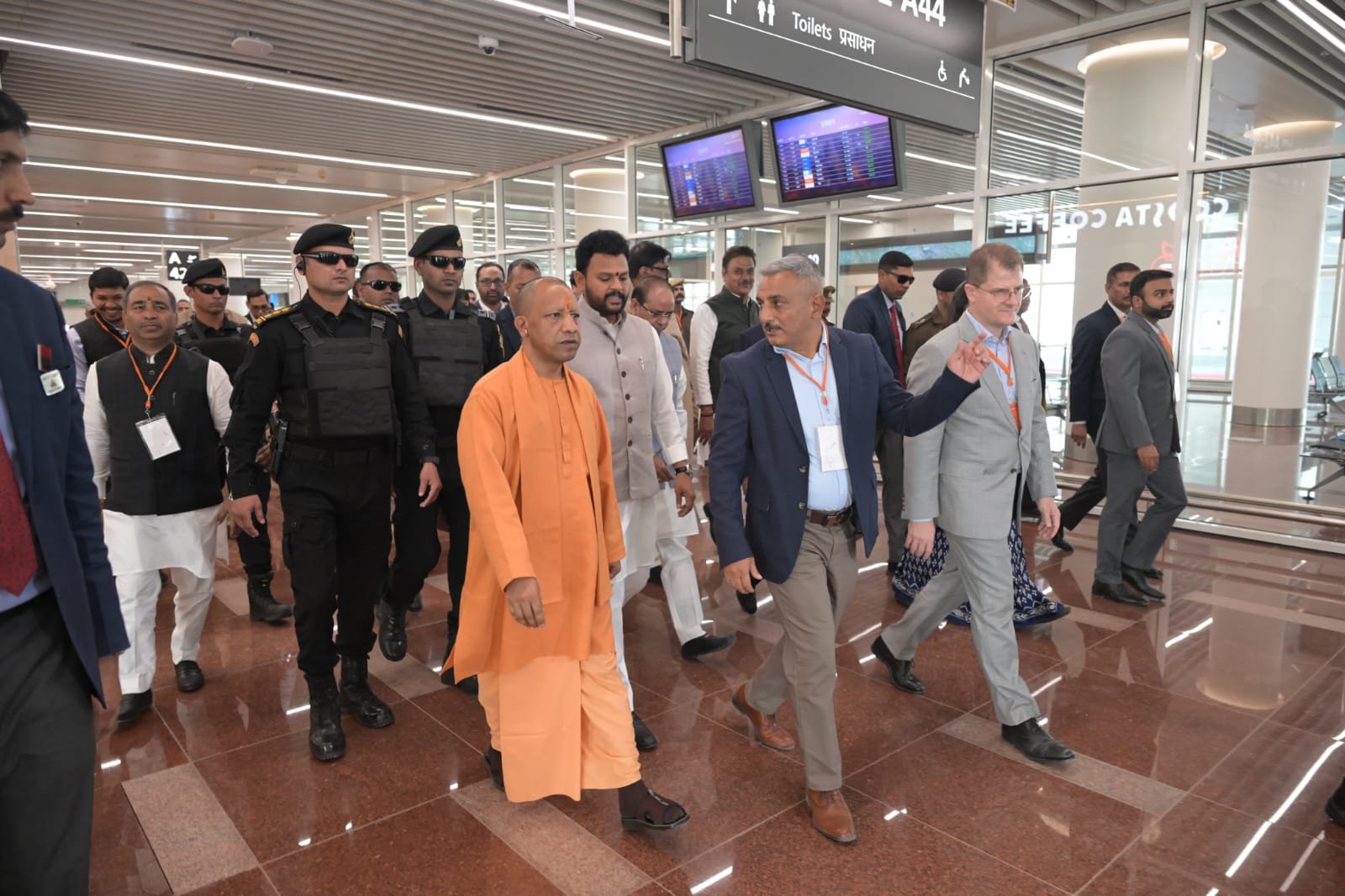 मुख्यमंत्री योगी आदित्यनाथ ने किया नोएडा इंटरनेशनल एयरपोर्ट का निरीक्षण