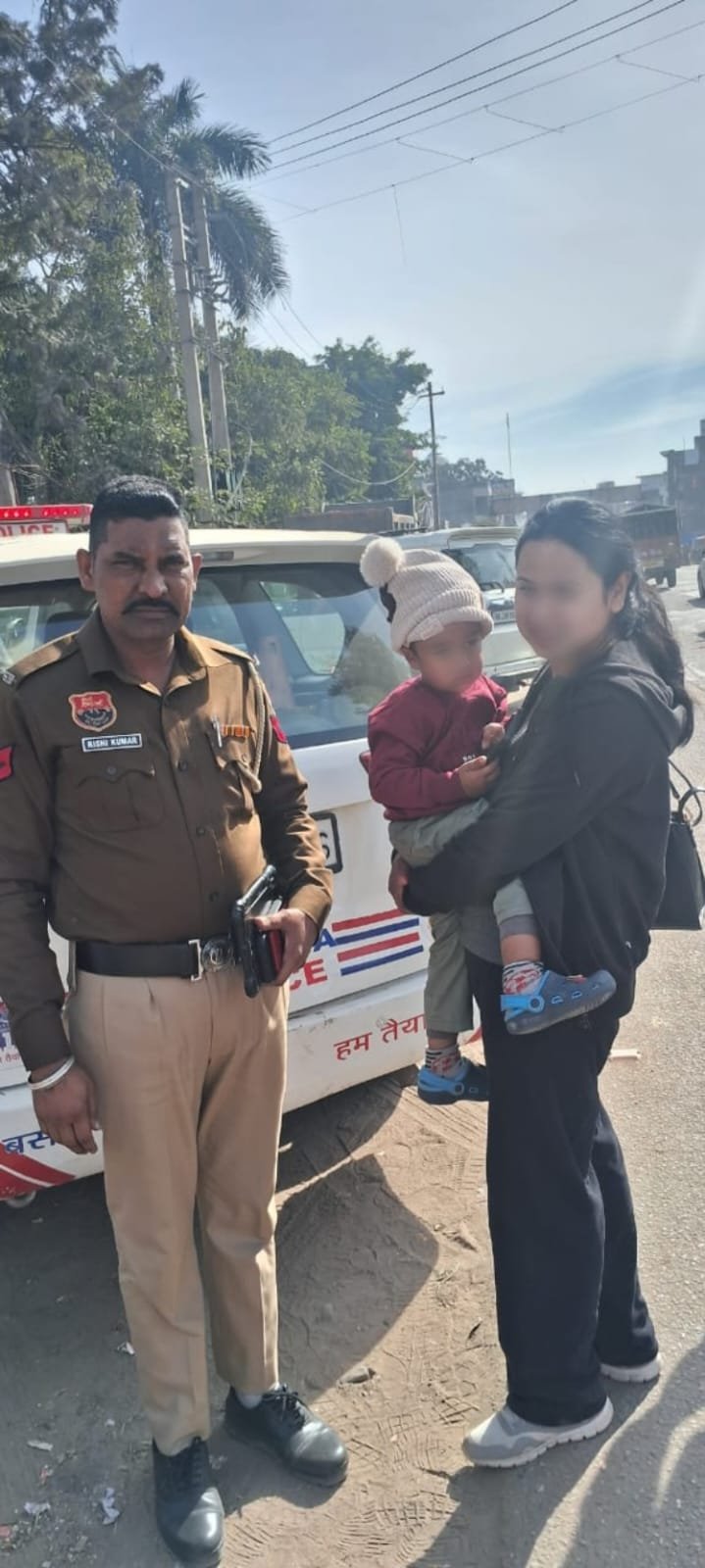 बच्चा गाड़ी में मां उतरी केले लेने ,ड्राइवर  गाड़ी ले गया आगे पंचकूला पुलिस सुरक्षित मिलाया मां बेटे को